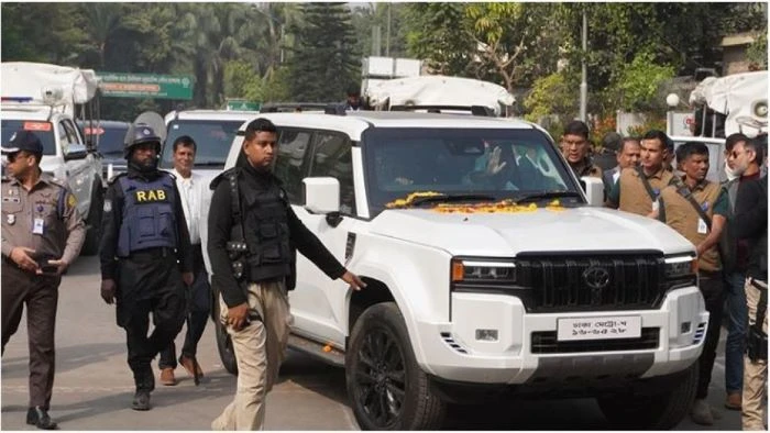 তারেক রহমানের চলন্ত গাড়িতে খাম লাগিয়ে বাইকারের পলায়ন, কি বার্তা ছিল খামে? (ভিডিও)